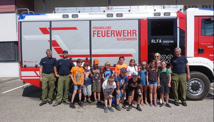 Kindergarten und Volksschule zu Besuch im Feuerwehrhaus